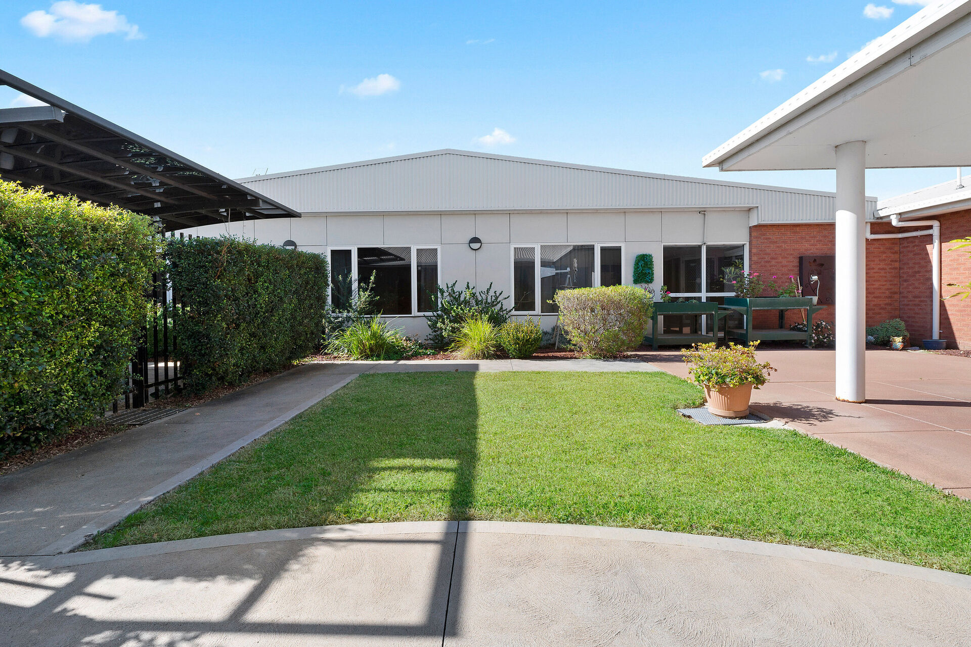 courtyard at baptistcare niola centre aged care home in parkes for nursing home residents to explore