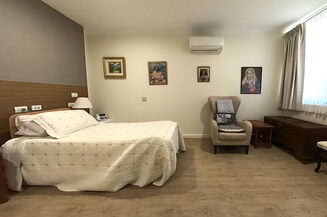 spacious single room and private ensuite for elderly aged care resident including dementia care at baptistcare yallambee aged care home in mundaring wa
