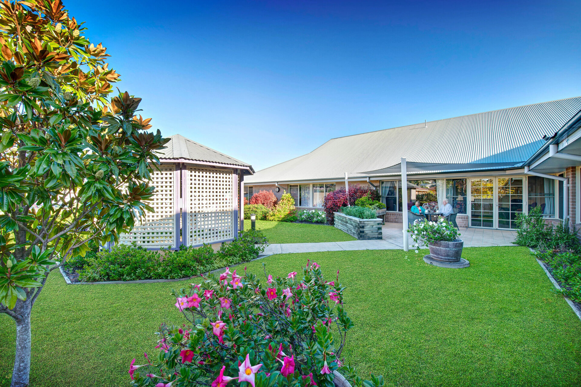 outdoor gardens for aged care residents to walk around and explore at BaptistCare Kularoo centre aged care home in forster nsw