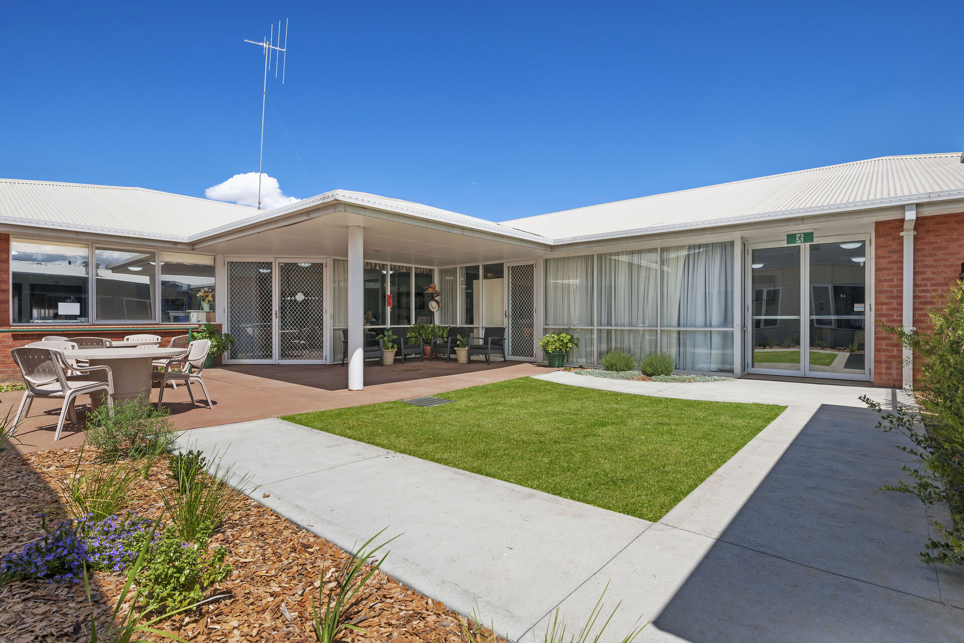 modern garden and outdoor sitting area for nursing home residents to enjoy at the one story baptistcare niola centre aged care home in parkes nsw
