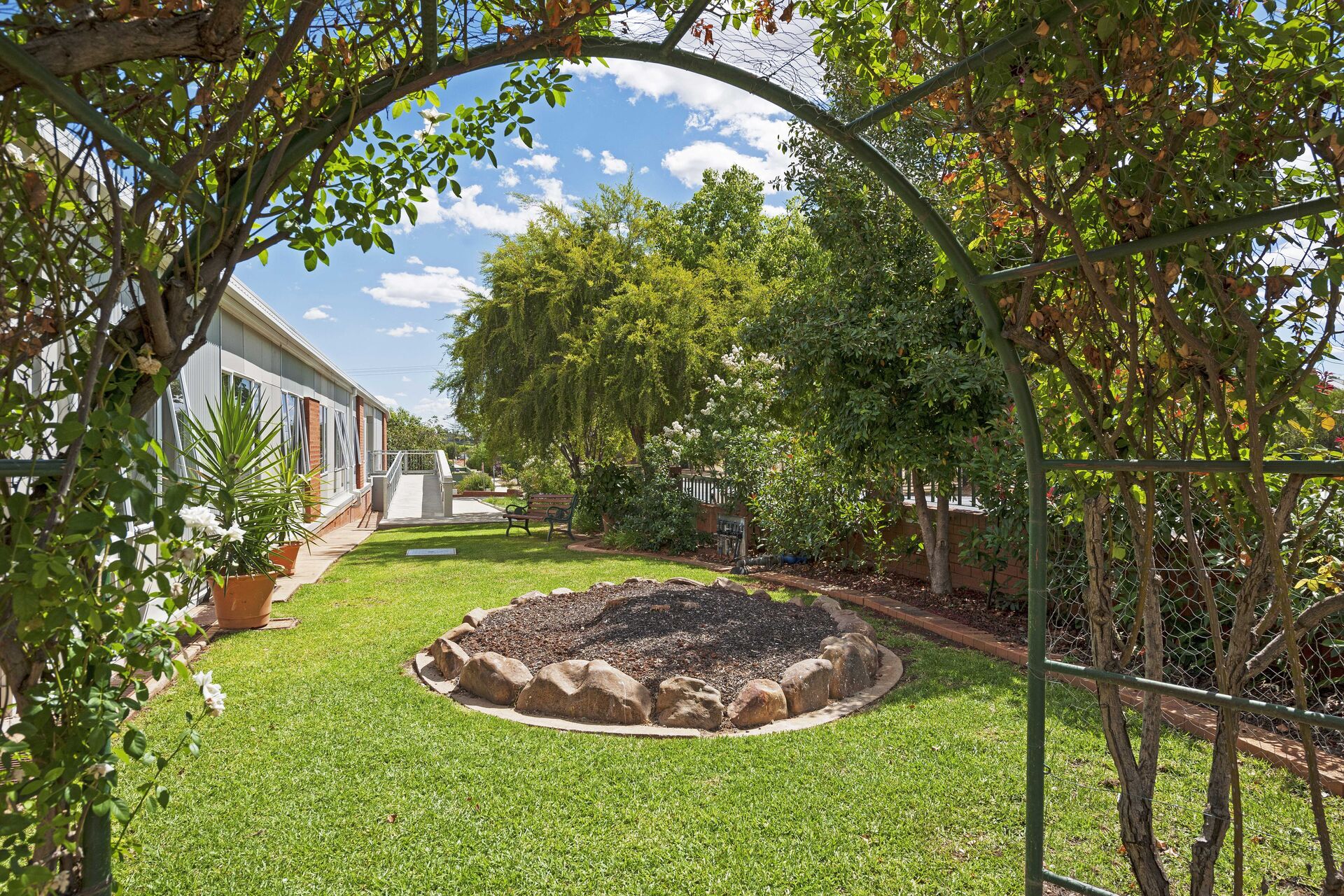 beautiful gardens with archway for nursing home residents to explore and enjoy at baptistcare niola centre aged care home in parkes nsw